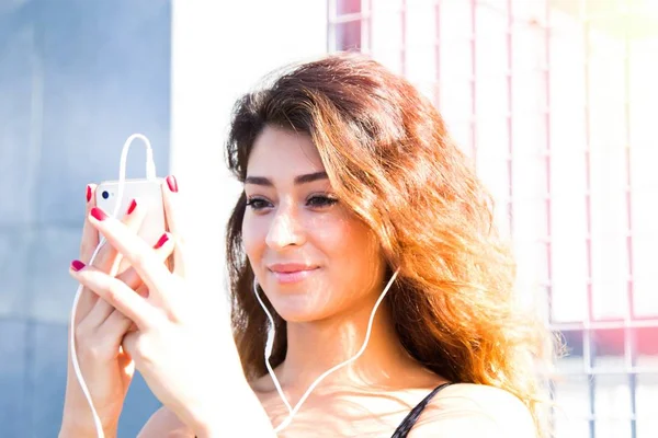 Mujer Joven Escuchando Música Con Teléfono Celular —  Fotos de Stock