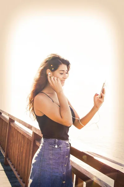 Chica Escuchando Música Con Teléfono Móvil — Foto de Stock