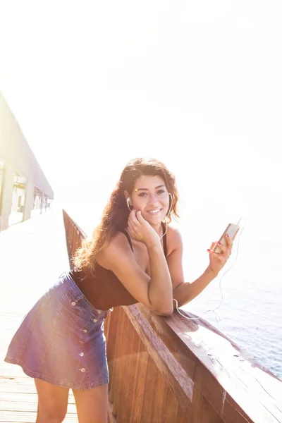 Mladá Žena Poslech Hudby Telefonem Přilby — Stock fotografie