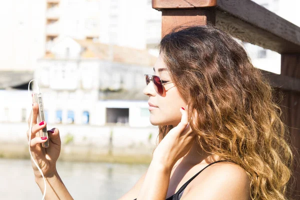 Žena Poslechu Hudby Mobilním Telefonu Přístavišti — Stock fotografie