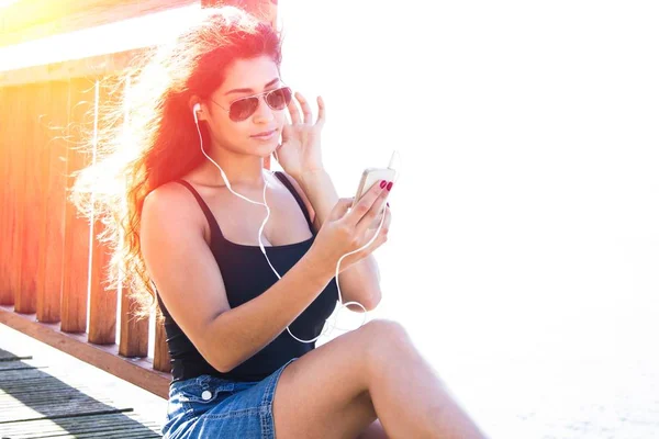 Meisje Pier Luisteren Muziek Met Mobiele Telefoon — Stockfoto