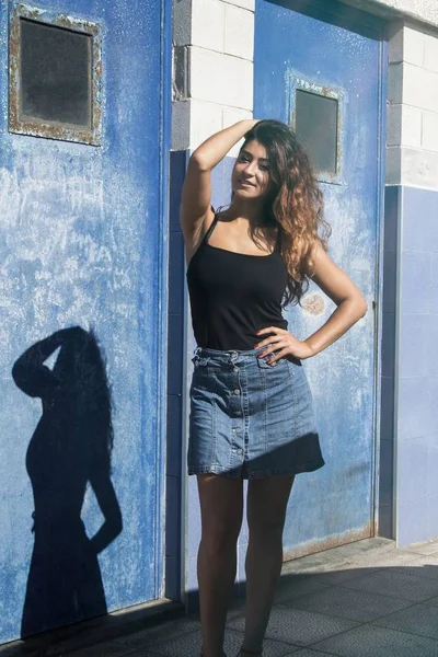 Mavi Arka Plan Üzerinde Genç Esmer Kadın Portresi — Stok fotoğraf