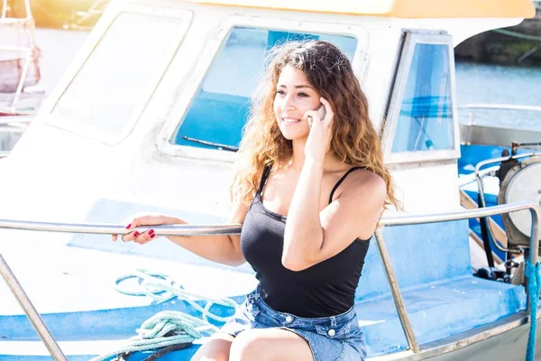 Jeune Femme Parlant Sur Téléphone Portable Dans Bateau — Photo