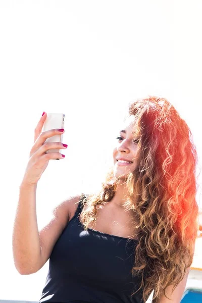 Mujer Joven Mirando Teléfono Móvil Puerto — Foto de Stock