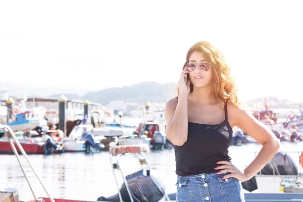 Lány Pier Hajók Mobiltelefonon Beszél — Stock Fotó