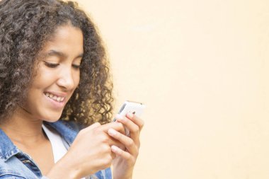 Cep telefonu kullanan Afro kadın