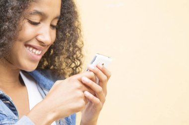 Cep telefonu kullanan Afro kadın