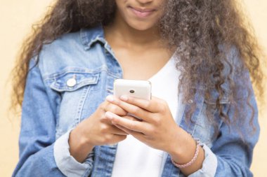 cep telefonu kullanan genç afro kadın