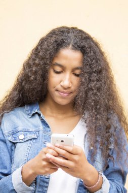 Cep telefonu kullanan genç kız