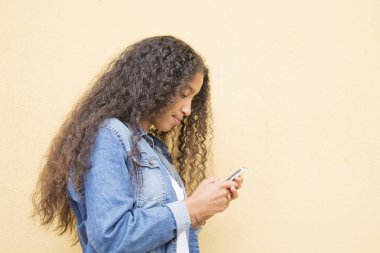 cep telefonunu kullanan afro kız