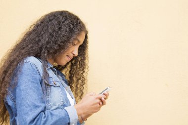 cep telefonunu kullanan afro kız