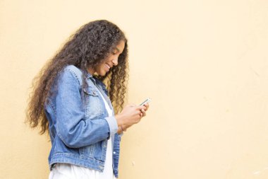 Cep telefonu olan kadın.