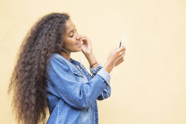 Kulaklıkla müzik dinleyen kadın.