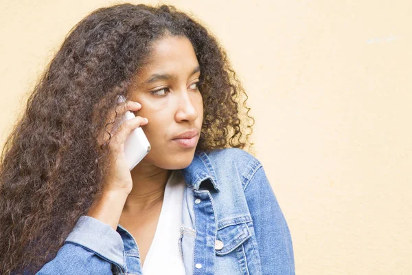 Afro Amerikai Lány Beszél Mobiltelefon — Stock Fotó