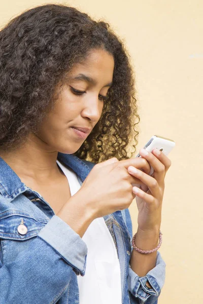 Menina Negra Com Seu Telefone Móvel — Fotografia de Stock
