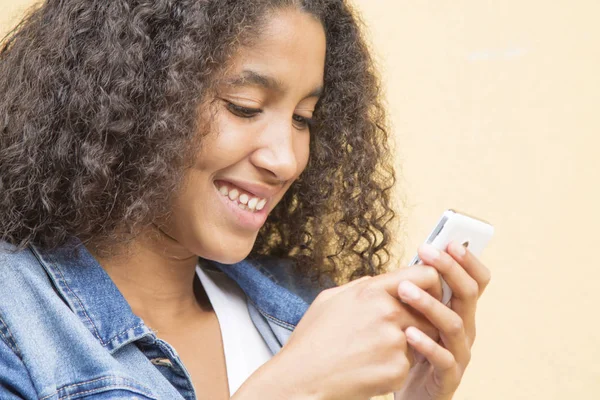 Afro Mulher Usando Telefone Celular — Fotografia de Stock