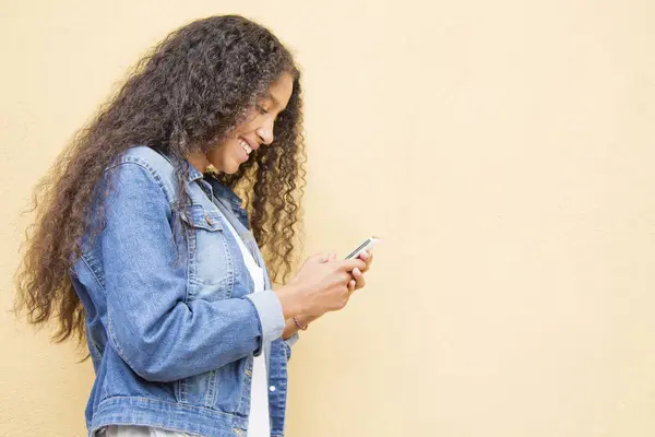 Afro Girl Using Her Cell Phone — Stock Photo, Image