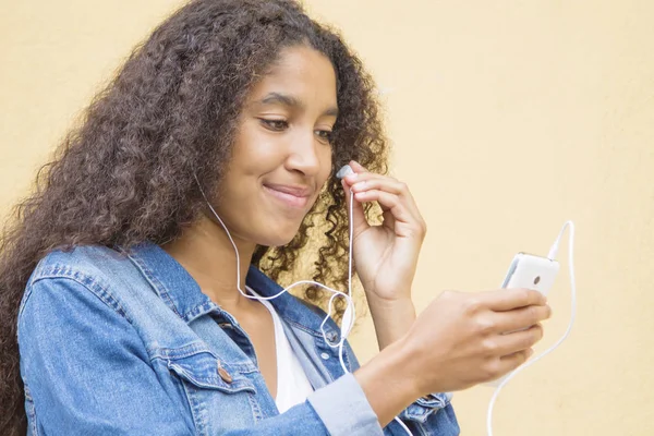 Afro Mujer Escuchando Música Con Teléfono Celular —  Fotos de Stock