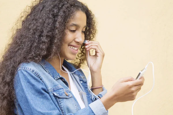 Afro Mujer Escuchando Música Con Teléfono Celular —  Fotos de Stock