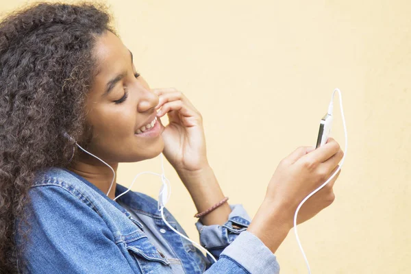 Afro Mujer Escuchando Música Con Teléfono Celular —  Fotos de Stock