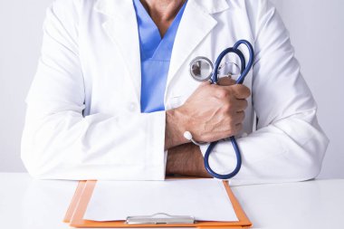 Doktor elinde stetoskop ile