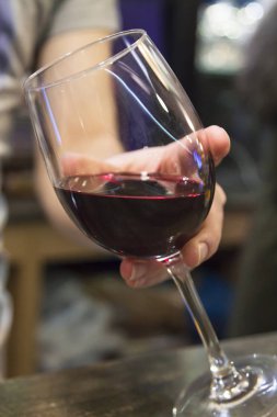 şarap barda garson garson