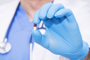 Doktor kapsül içinde el ile