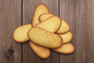 ahşap arka plan üzerinde bisküvi