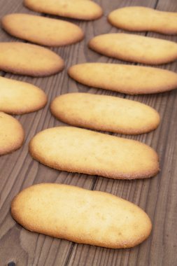 ahşap arka plan üzerinde bisküvi