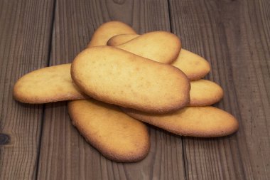 ahşap arka plan üzerinde bisküvi