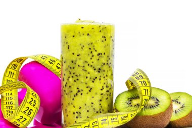 Dambıl, mezura, kivi suyu. Diyet ve yemek konsepti