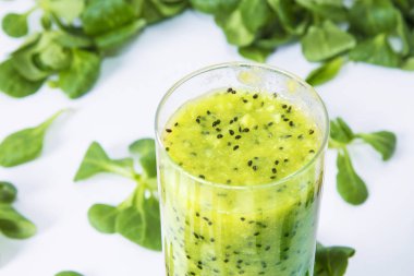 kivi güler yüzlü ve üzerinde beyaz izole sebze