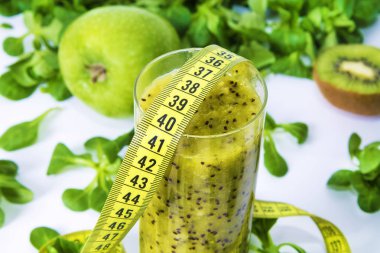 Kivi, elma ve sebze güler yüzlü. Diyet ve zayıflama kavramı