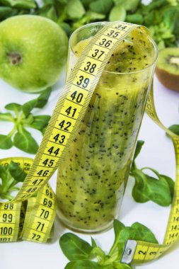 Kivi, elma ve sebze güler yüzlü. Diyet ve zayıflama kavramı