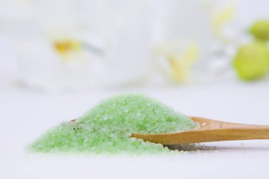 Spa ve rahatlama kavramı. banyo tuzları ve tahta kaşık