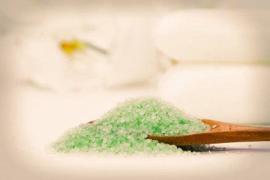 Spa ve rahatlama kavramı. banyo tuzları ve tahta kaşık