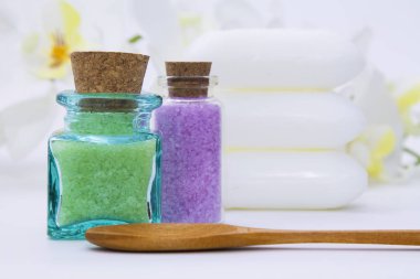Spa ve rahatlama kavramı. banyo tuzları ve sabunlar