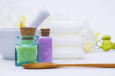 Spa ve rahatlama kavramı. banyo tuzları ve sabunlar