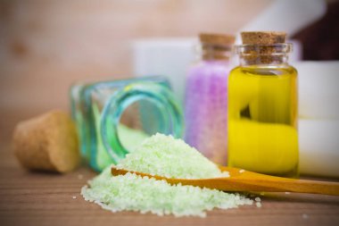Spa ve rahatlama kavramı. yağlar ve banyo tuzları
