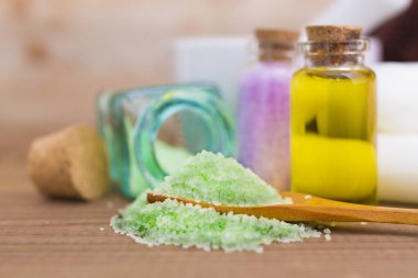 Spa ve rahatlama kavramı. yağlar ve banyo tuzları