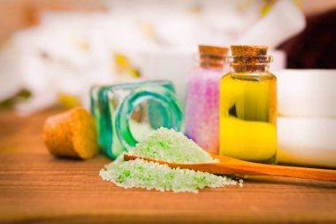 Spa ve rahatlama kavramı. yağlar ve banyo tuzları