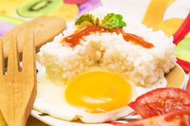 Pirinç ve domates ile yumurta