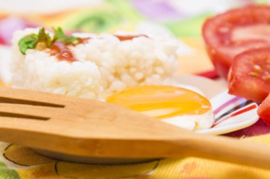 Pirinç ve domates ile yumurta