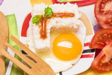 Pirinç ve domates ile yumurta