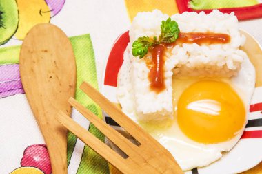 Pirinç ve domates ile yumurta