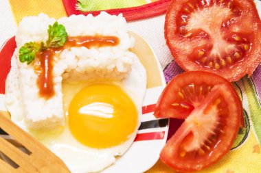 Pirinç ve domates ile yumurta