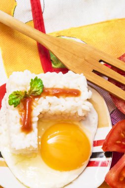 Pirinç ve domates ile yumurta