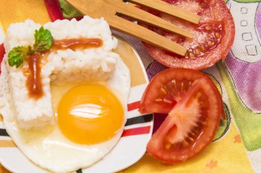 Pirinç ve domates ile yumurta