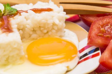 Pirinç ve domates ile yumurta