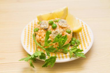 Deniz ürünleri risotto limonlu